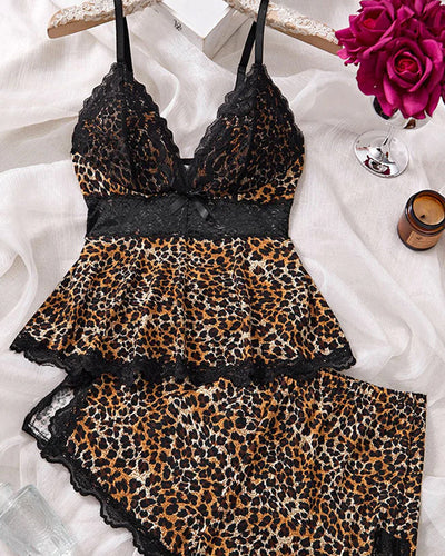 Top de encaje con escote en pico y pantalón corto - Conjunto de dormir