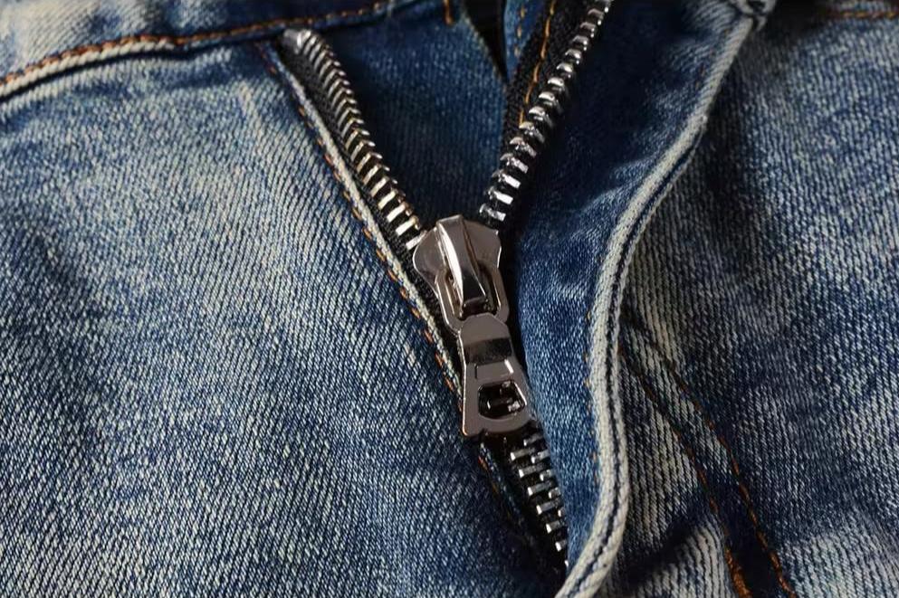 Vaqueros de hombre con borde deshilachado