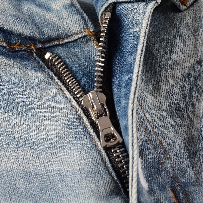 Vaqueros desgastados con parches y lavado hielo