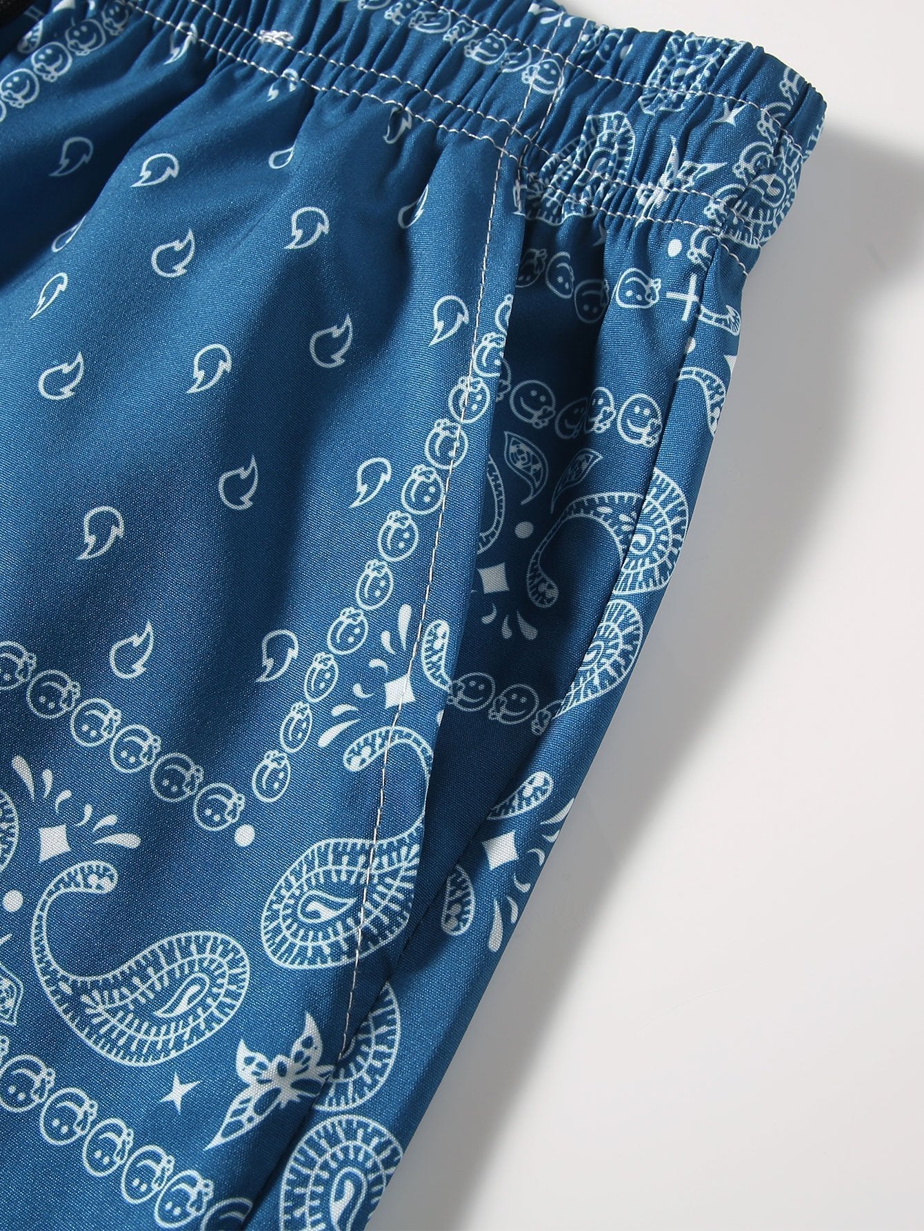 Oplosbare Smiley Print T-Shirt & Paisley Print Shorts